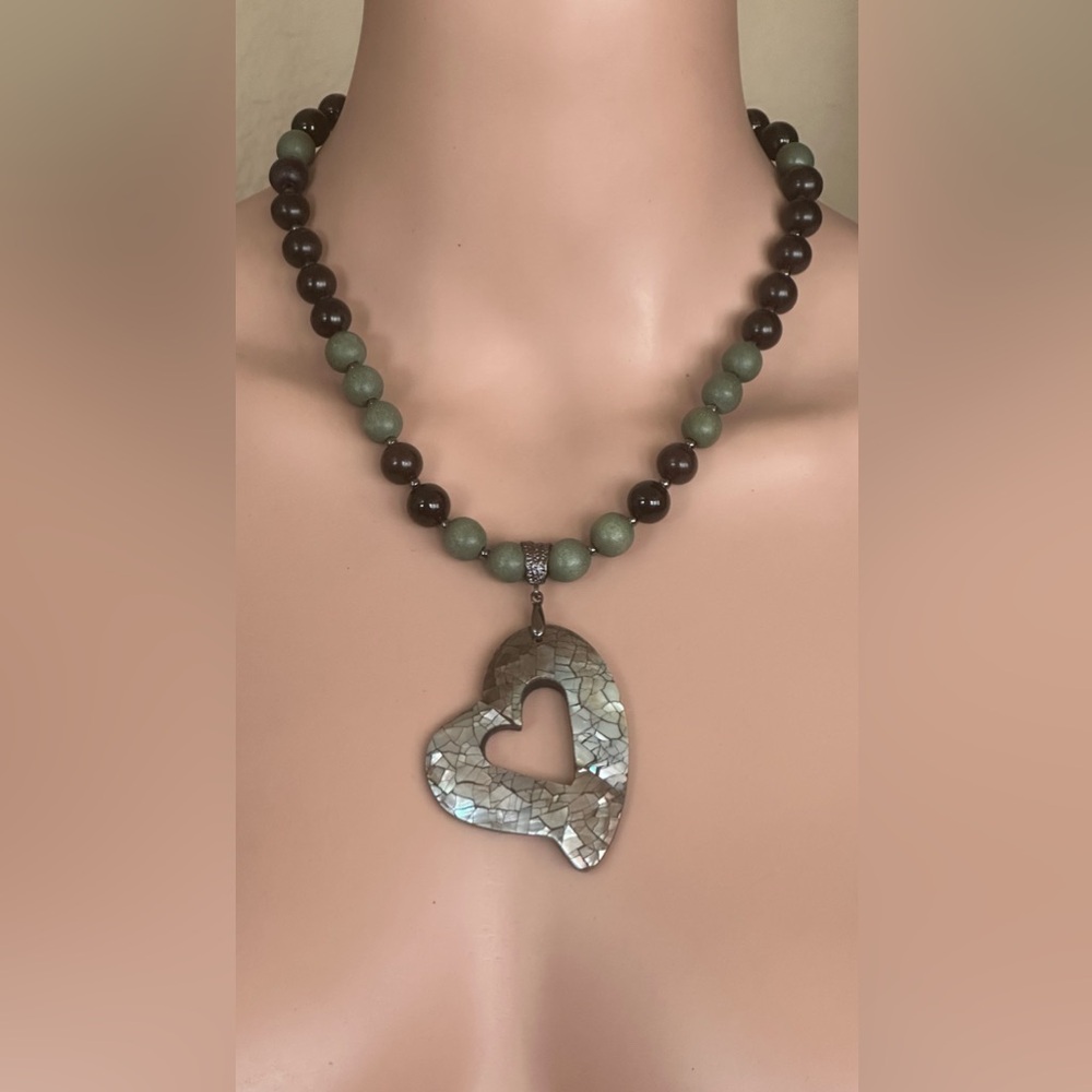 22-1/2 inch Onyx Gemstone and Mother of Pearl necklace NWOT